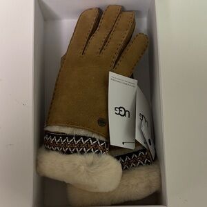 UGG 20026 W SHEEPSKIN TASMAN TAPE GLOVE CHESTNUT (M)